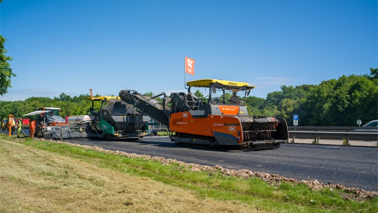 The mobile feeder transfers the mix to the paver.