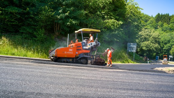 The SUPER 1300-3i paving the access and exit roads to a rest stop.