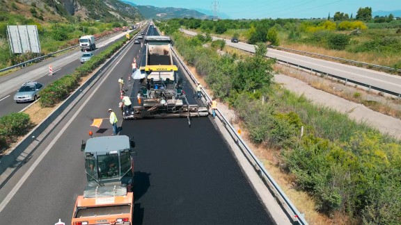 The Vögele paver lays down the asphalt surface layer