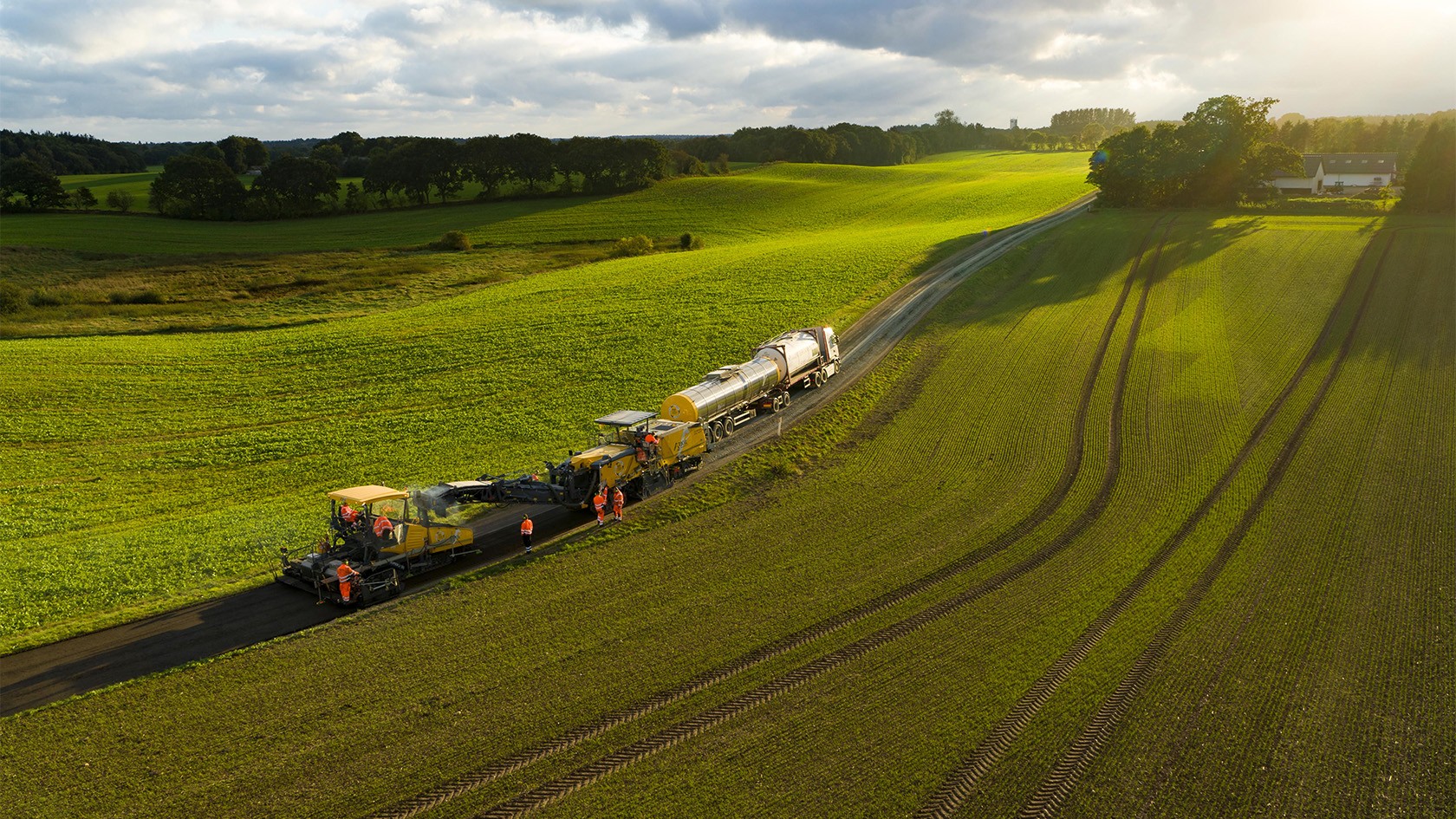 The cold recycling train of the Wirtgen production system centred on the W 380 CRi rehabilitated and widened the Sinding Hedevej in a single pass near the town of Silkeborg/Denmark