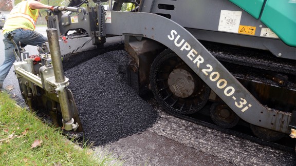 Asphalt contractors P.H. Broughton & Sons from Springfield, Illinois thank their success to machines like a SUPER 2000-3i and Wirtgen Group Service.