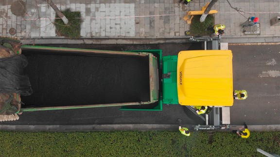 The material hopper of the SUPER 1680-3 LI