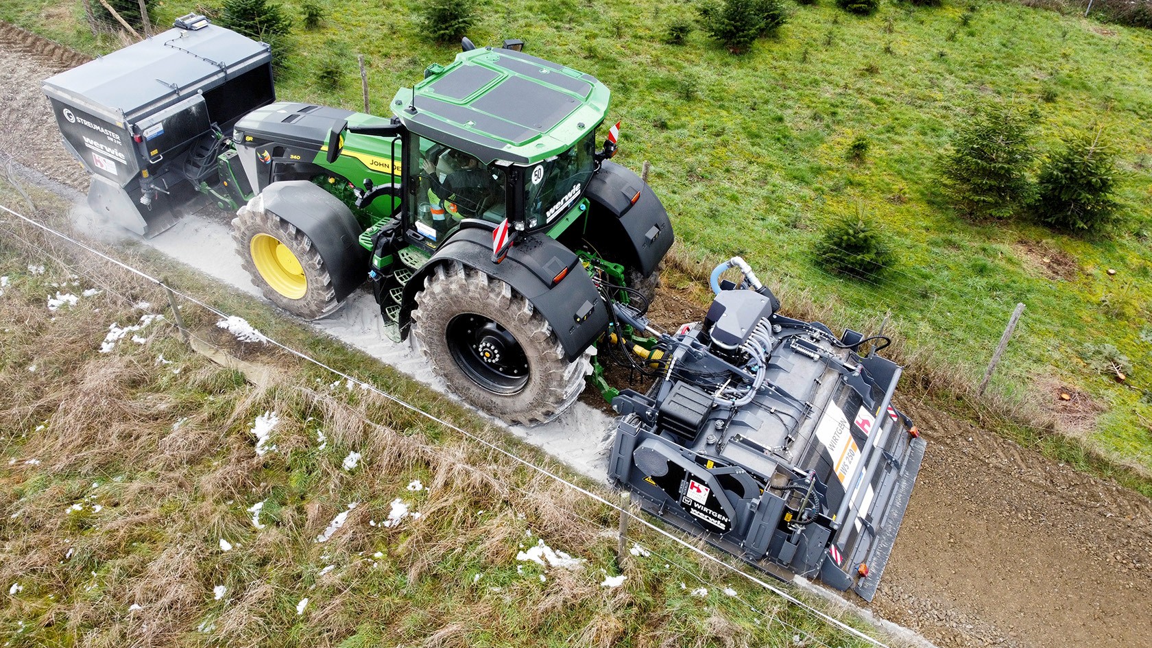 Tractor with a front-mounted spreader and a tractor-towed stabiliser
