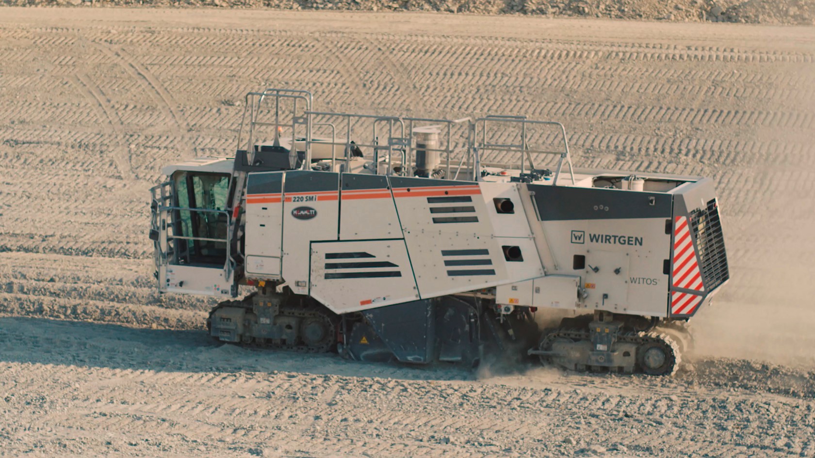  Il Surface Miner 220 SMI durante il tracciamento del terreno
