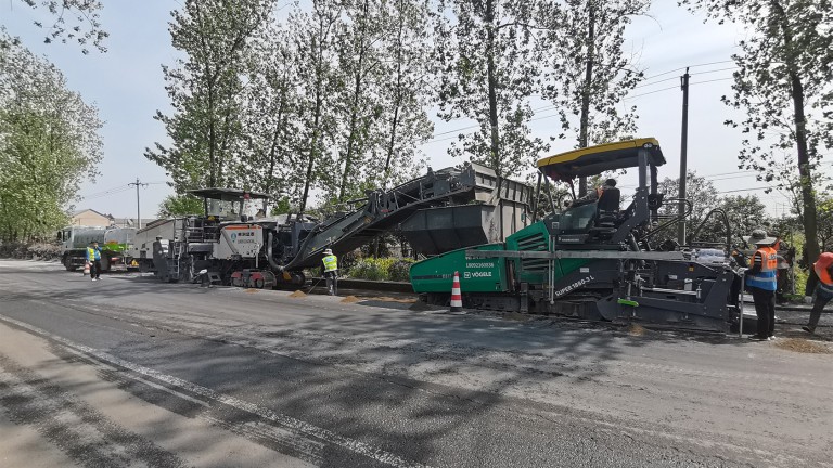 Wirtgen W 380 CR cold recycling train rehabilitates a stretch of road in Bengbu