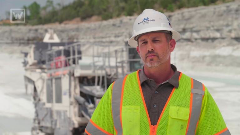 Porträtaufnahme von Nic Haubruge, Business Develop Manager bei North American Mining, vor Ort im Steinbruch