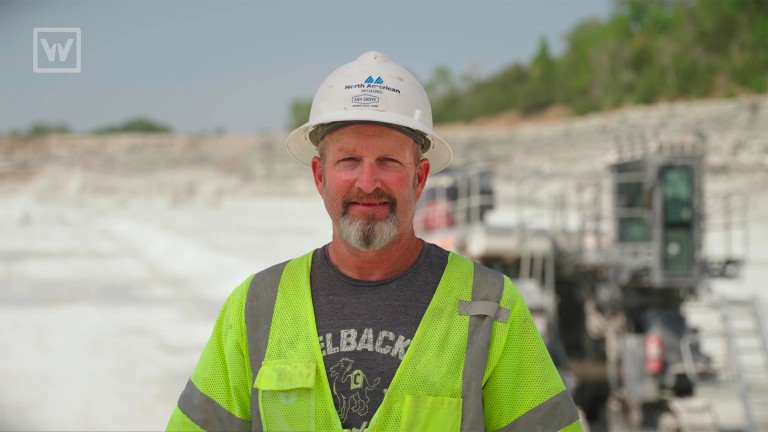 Porträtaufnahme von David Ashby, Bediener von North American Mining, vor Ort im Steinbruch