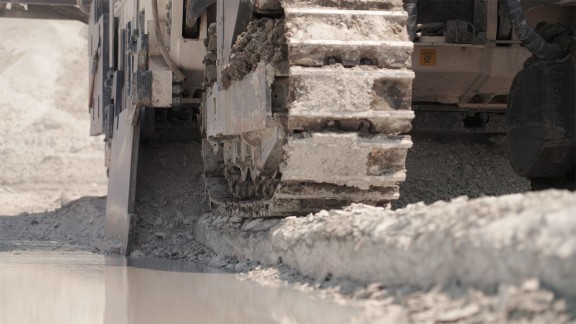 Nahaufnahme der Bodenplatten des 280 SM(i), die über das abzubauende Material fahren