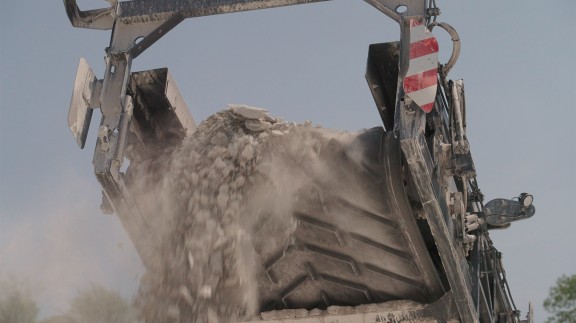 Nahaufnahme des Abwurfbands des 280 SM(i) mit dem gewonnenen Material