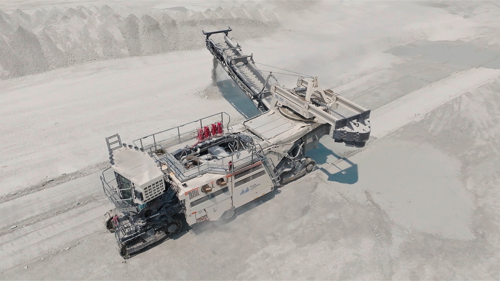 Ein Wirtgen Suface Miner 280 SM(i) baut Kalkstein in einem Steinbruch ab