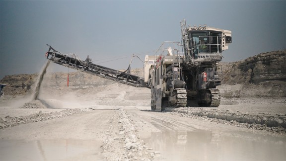 Ein Wirtgen Suface Miner 280 SM(i) baut Kalkstein in einem Steinbruch ab