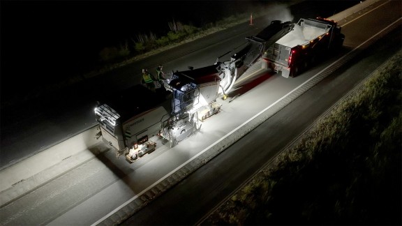 A W 210 Fi transfers the milled material to a tipper truck