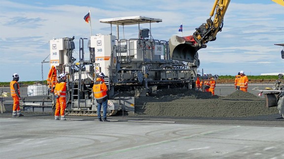 HIB Iceland Ehf deployed a SP 62i slipform paver for the extension of operational areas at the Naval Air Station in Keflavik (Keflavik Air Base) with concrete paving.