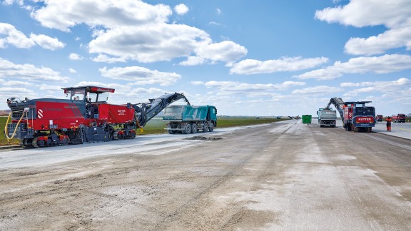 Concrete removal by cold milling at Leipzig/Halle Airport 