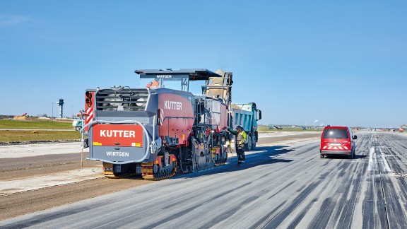 Concrete removal by cold milling at Leipzig/Halle Airport