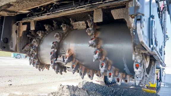 Concrete removal by cold milling at Leipzig/Halle Airport