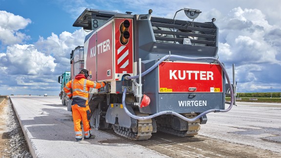 Concrete removal by cold milling at Leipzig/Halle Airport
