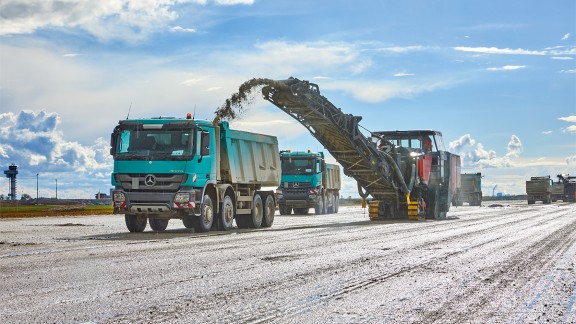 Concrete removal by cold milling at Leipzig/Halle Airport 