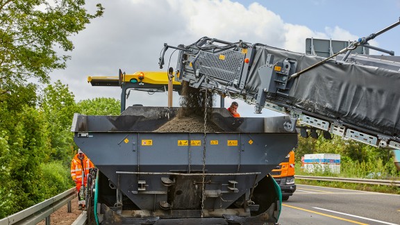 The mobile feeder transfers the mix to the paver’s hopper