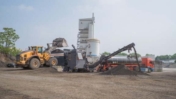 Cold recycler on site with wheel loader and tanker