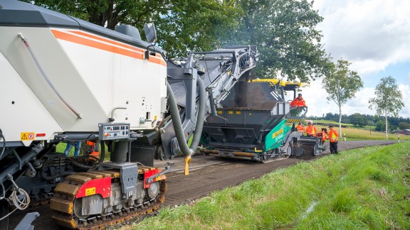 Side view of the W 240 CRi and the Vögele paver