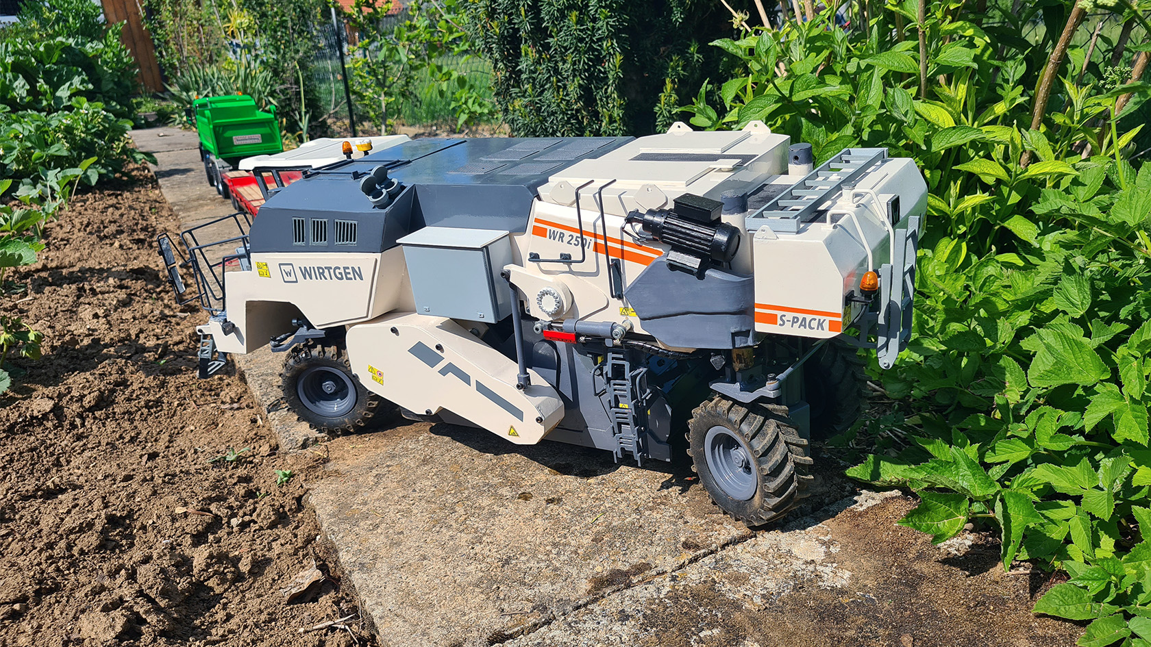 Milling with a 1:14.5 Scale Model of a WR 250i | Magazine | Wirtgen