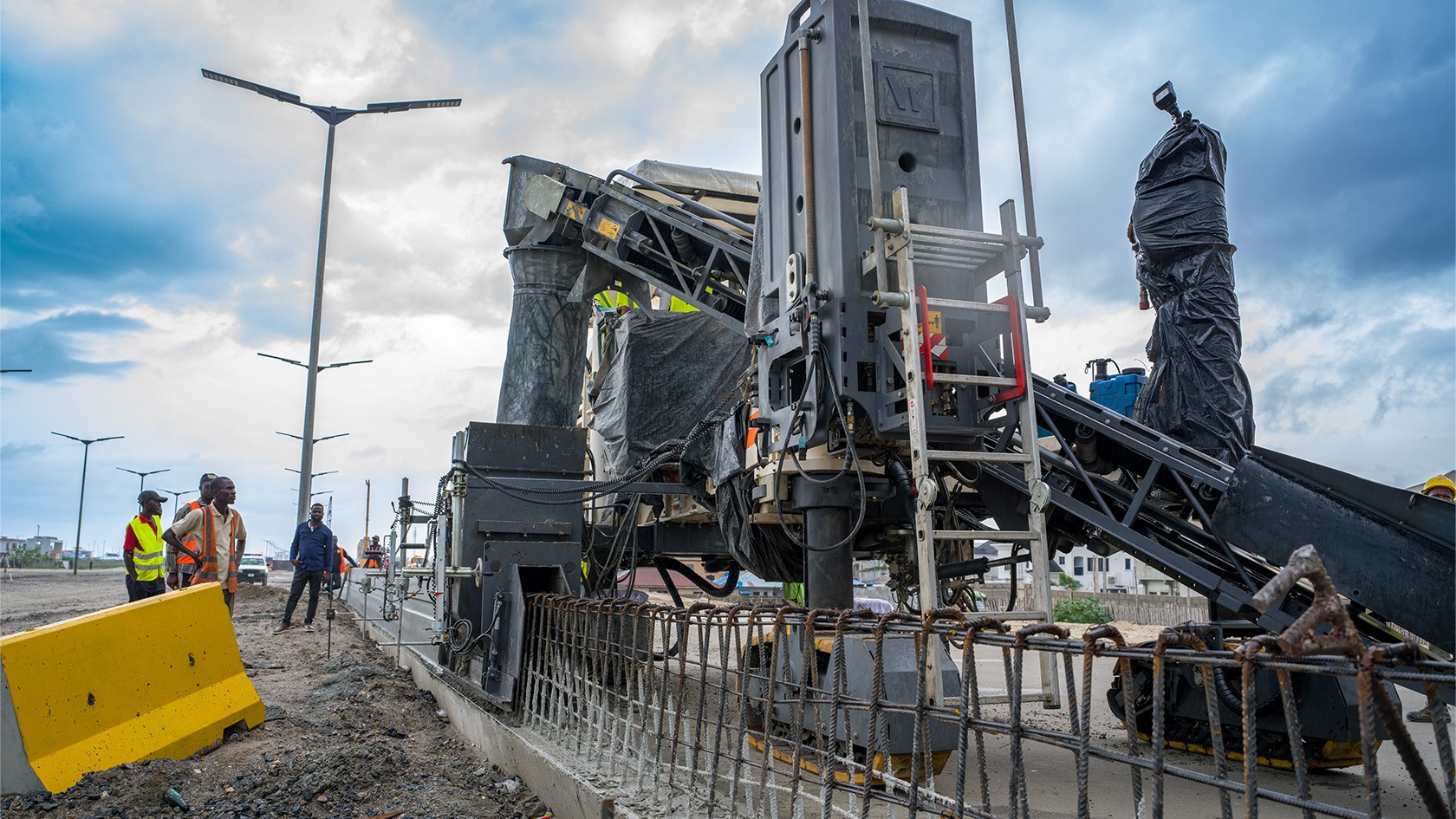 Seitenbegrenzung der Straße wird eingebaut.