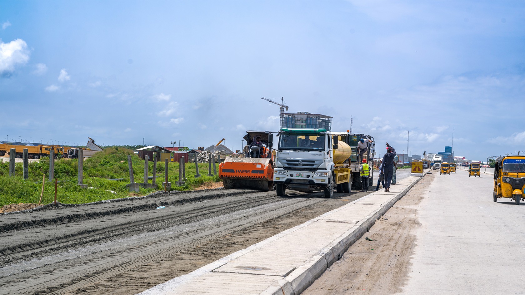 Bodenstabilisierung mit Hamm Walzenzug und Wirtgen Bodenstabilisierer.