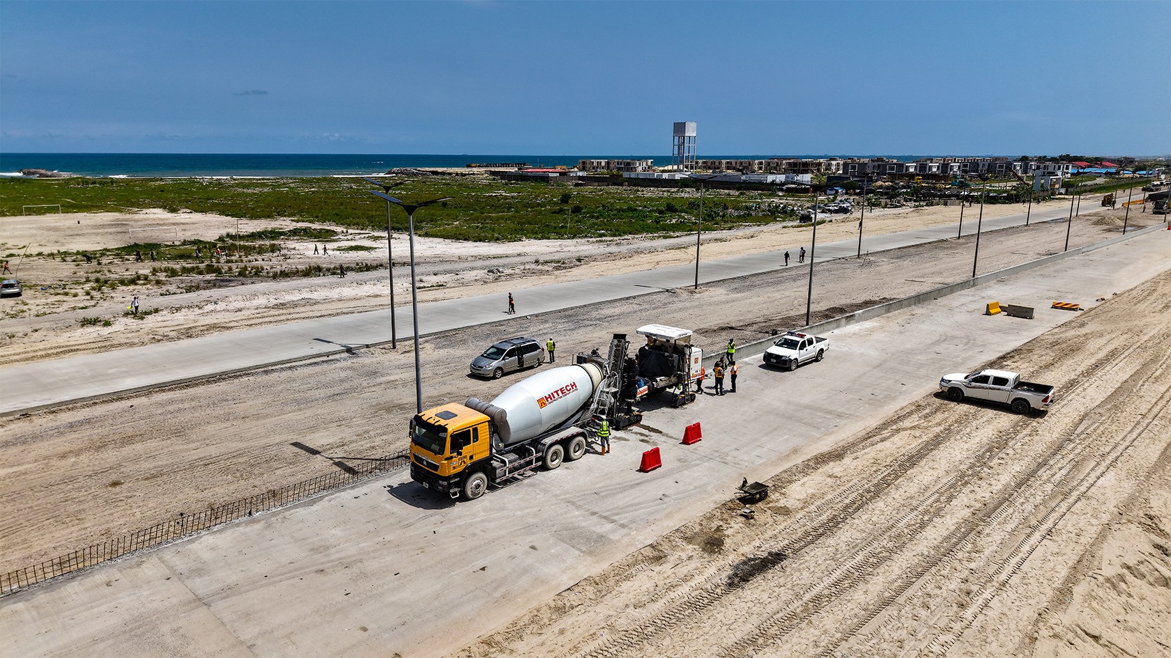 Seitenbegrenzung der Straße wird eingebaut.
