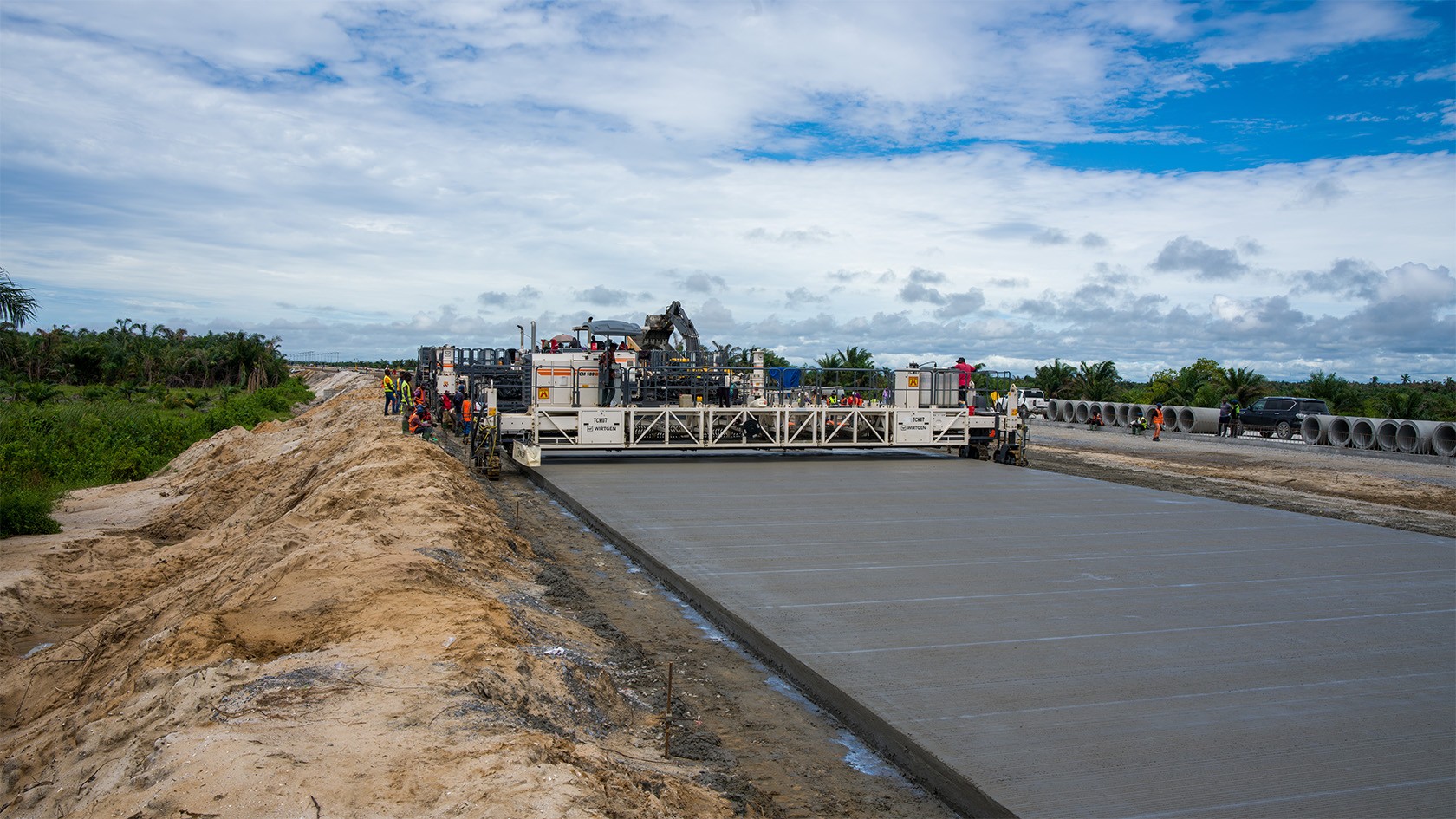 Betonfahrbahn hinter Nachbehandlungsgerät.