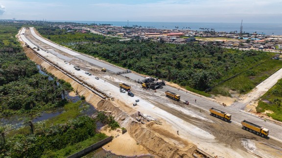 Vogelperspektive: Sicht auf die Baustelle - im Hintergrund die Küste