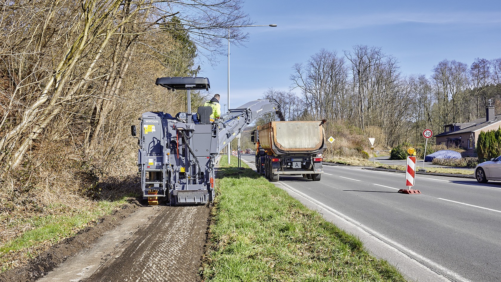  Cycleway rehabilitation in Aachen with the W 100 Fi