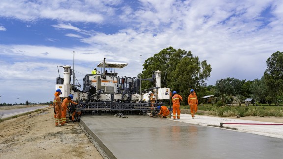 Concrete paving with the SP 64
