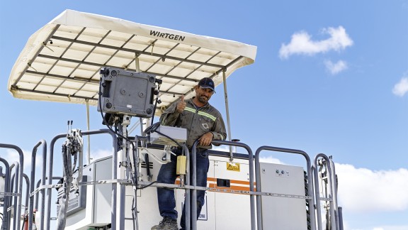 The weather canopy of the SP 64 shades the man on the operator’s platform against the sun