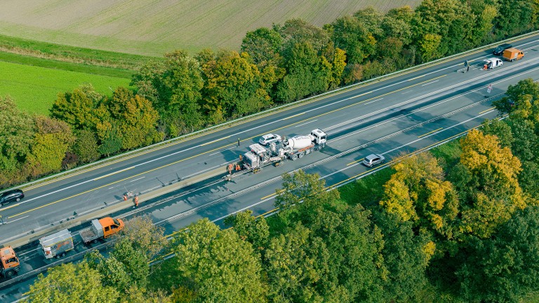 Stringless concrete paving with the Wirtgen SP 25i and AutoPilot