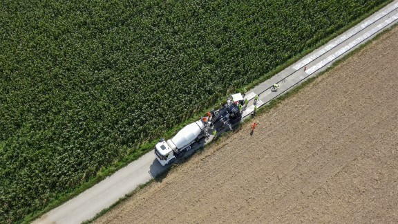 Bird’s-eye view of the SP 33 in Sieghartskirchen, a straight road between meadows and fields