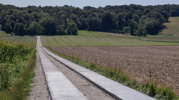 Farm road with paved two-track profile in Sieghartskirchen