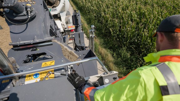 View from the operator’s platform of the SP 33 over the front part of the machine