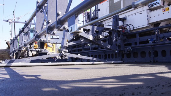 The Wirtgen SP 64 slipform paver guarantees precisely paved surfaces.