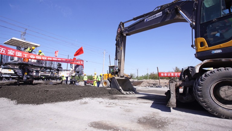 The Wirtgen SP 64 slipform paver guarantees precisely paved surfaces.