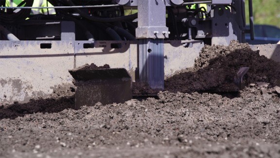 The Wirtgen SP 64 slipform paver guarantees precisely paved surfaces.