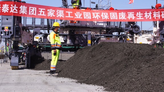 The Wirtgen SP 64 slipform paver guarantees precisely paved surfaces.