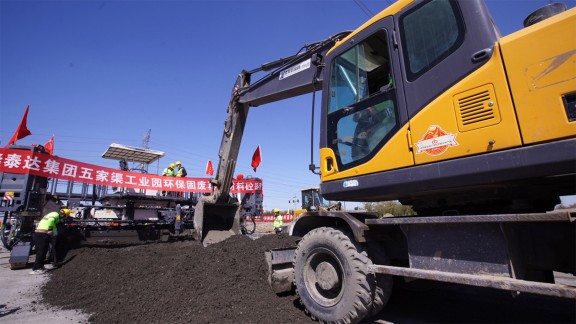 The Wirtgen SP 64 slipform paver guarantees precisely paved surfaces.