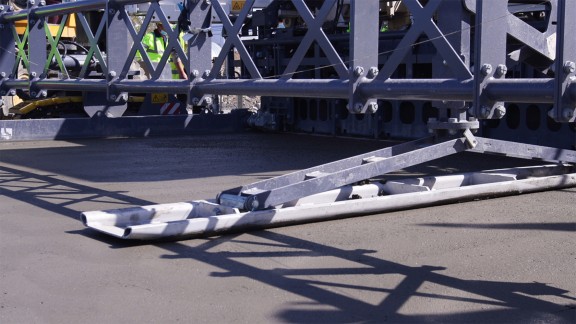 The Wirtgen SP 64 slipform paver guarantees precisely paved surfaces.