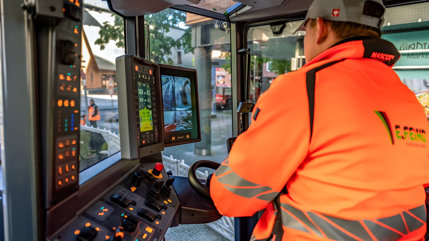 Comfort Cabin with operator’s platform on the W 120 Fi