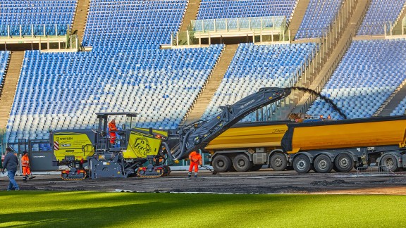 W 200 Fi loading the milled material onto a truck