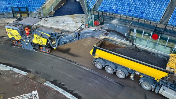 W 200 Fi loading the milled material onto a truck, top view