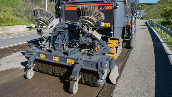 Focus on the sweeping unit of the W 210 XF.