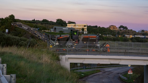 The W 210 XF working on a bridge in the twilight.
