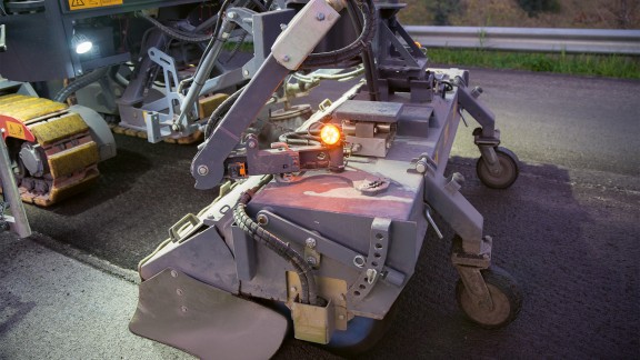 The sweeping unit of the W 210 XF in use.